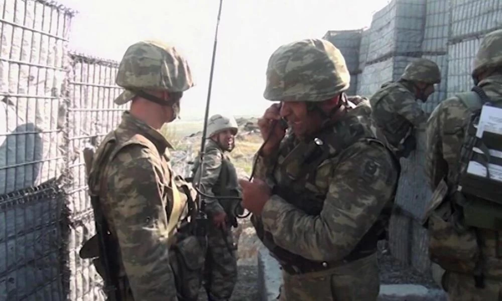 Αζέροι έχουν δέσει και χτυπούν βάναυσα Αρμένιο (βίντεο)
